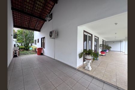 Casa de condomínio à venda com 767m², 5 quartos e 4 vagas Casa de condomínio à venda com 767m², 5 quartos e 4 vagasÁrea externa