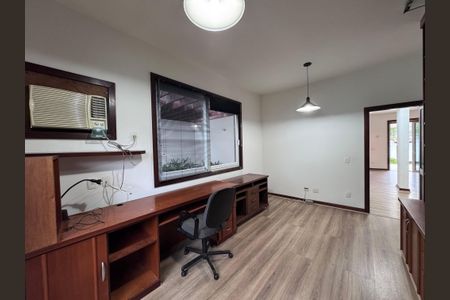 Casa de condomínio à venda com 767m², 5 quartos e 4 vagas Casa de condomínio à venda com 767m², 5 quartos e 4 vagasEscritório