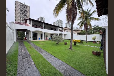 Casa de condomínio à venda com 767m², 5 quartos e 4 vagas Casa de condomínio à venda com 767m², 5 quartos e 4 vagasÁrea externa