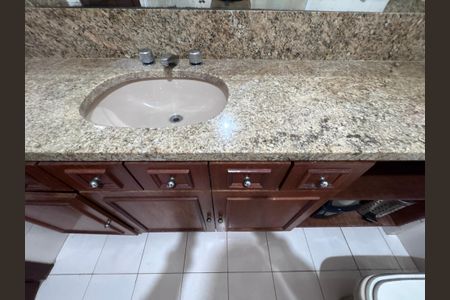 Casa de condomínio à venda com 767m², 5 quartos e 4 vagas Casa de condomínio à venda com 767m², 5 quartos e 4 vagasSuíte 1 - Banheiro