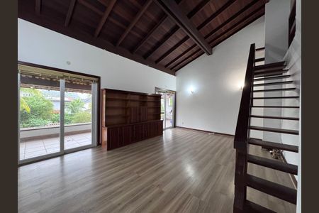 Casa de condomínio à venda com 767m², 5 quartos e 4 vagas Casa de condomínio à venda com 767m², 5 quartos e 4 vagasSala - Segundo andar