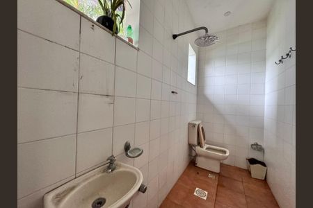 Casa de condomínio à venda com 767m², 5 quartos e 4 vagas Casa de condomínio à venda com 767m², 5 quartos e 4 vagasÁrea externa - banheiro