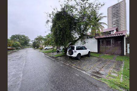 Casa de condomínio à venda com 767m², 5 quartos e 4 vagas Casa de condomínio à venda com 767m², 5 quartos e 4 vagasFachada