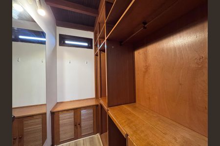 Casa de condomínio à venda com 767m², 5 quartos e 4 vagas Casa de condomínio à venda com 767m², 5 quartos e 4 vagasSuíte 1 - Closet