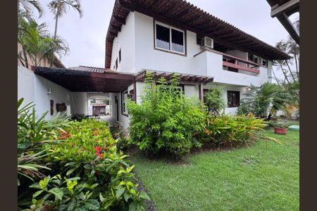 Casa de condomínio à venda com 767m², 5 quartos e 4 vagas Casa de condomínio à venda com 767m², 5 quartos e 4 vagasÁrea externa