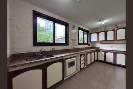 Casa de condomínio à venda com 767m², 5 quartos e 4 vagas Casa de condomínio à venda com 767m², 5 quartos e 4 vagasCozinha