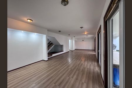 Casa de condomínio à venda com 767m², 5 quartos e 4 vagas Casa de condomínio à venda com 767m², 5 quartos e 4 vagasSala