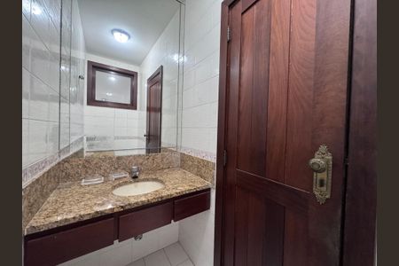 Casa de condomínio à venda com 767m², 5 quartos e 4 vagas Casa de condomínio à venda com 767m², 5 quartos e 4 vagasLavabo