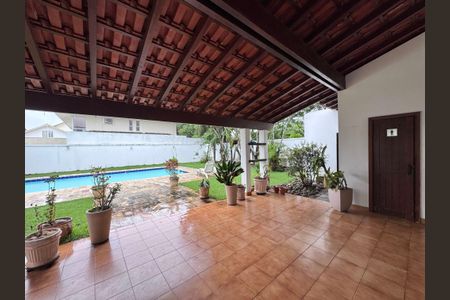 Casa de condomínio à venda com 767m², 5 quartos e 4 vagas Casa de condomínio à venda com 767m², 5 quartos e 4 vagasÁrea externa