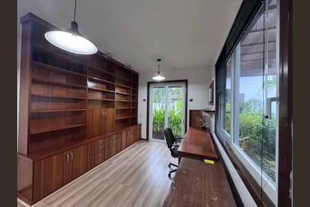 Casa de condomínio à venda com 767m², 5 quartos e 4 vagas Casa de condomínio à venda com 767m², 5 quartos e 4 vagasEscritório