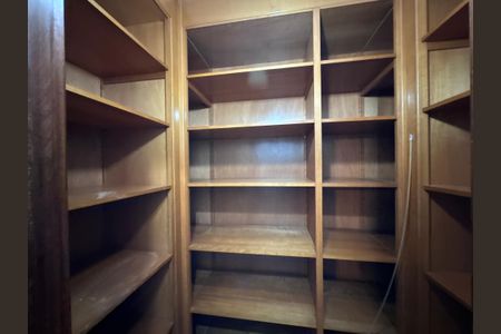 Casa de condomínio à venda com 767m², 5 quartos e 4 vagas Casa de condomínio à venda com 767m², 5 quartos e 4 vagasGuarda Itens