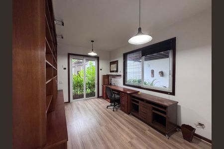 Casa de condomínio à venda com 767m², 5 quartos e 4 vagas Casa de condomínio à venda com 767m², 5 quartos e 4 vagasEscritório