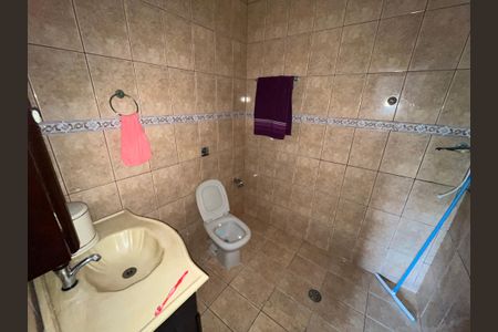 Casa à venda com 130m², 2 quartos e 2 vagasBanheiro suíte 