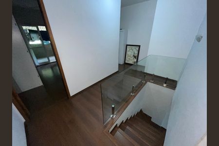 Casa à venda com 130m², 2 quartos e 2 vagasCorredor andar de cima 