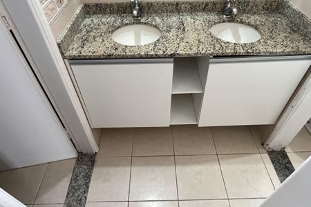 Apartamento para alugar com 127m², 4 quartos e 2 vagasBanheiro da Suíte 1 e 2