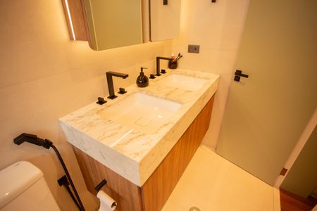 Apartamento à venda com 107m², 2 quartos e 2 vagasBANHEIRO DA SUÍTE 1