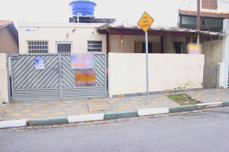 Casa à venda com 93m², 4 quartos e 1 vagaFachada do imóvel com placa QuintoAndar