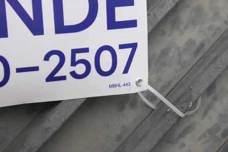 Casa à venda com 93m², 4 quartos e 1 vagaFachada do imóvel com placa QuintoAndar