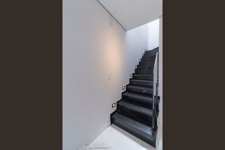 Casa à venda com 150m², 3 quartos e 3 vagasEscada