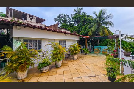 Casa de condomínio à venda com 102m², 4 quartos e 1 vaga Casa de condomínio à venda com 102m², 4 quartos e 1 vagaTerraço