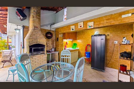 Casa de condomínio à venda com 102m², 4 quartos e 1 vaga Casa de condomínio à venda com 102m², 4 quartos e 1 vagaTerraço