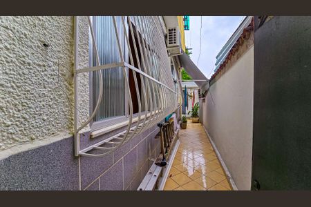 Casa de condomínio à venda com 102m², 4 quartos e 1 vaga Casa de condomínio à venda com 102m², 4 quartos e 1 vagaCorredor lateral casa