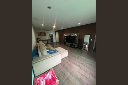 Casa à venda com 272m², 4 quartos e 2 vagasSala