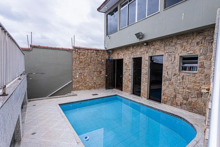 Casa para alugar com 250m², 3 quartos e 4 vagas Casa para alugar com 250m², 3 quartos e 4 vagasPiscina