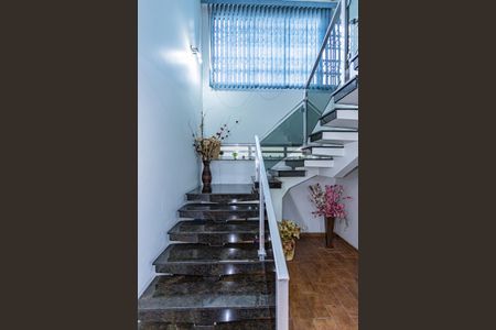 Casa para alugar com 250m², 3 quartos e 4 vagas Casa para alugar com 250m², 3 quartos e 4 vagasEscada