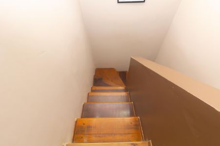 Casa de condomínio à venda com 65m², 2 quartos e 1 vagaEscada