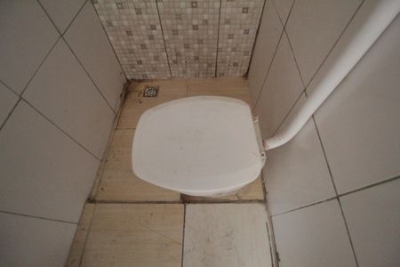 Banheiro de kitnet/studio para alugar com 1 quarto, 23m² em Tupi B, Belo Horizonte