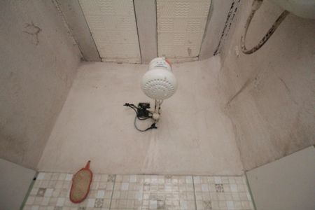 Banheiro de kitnet/studio para alugar com 1 quarto, 23m² em Tupi B, Belo Horizonte