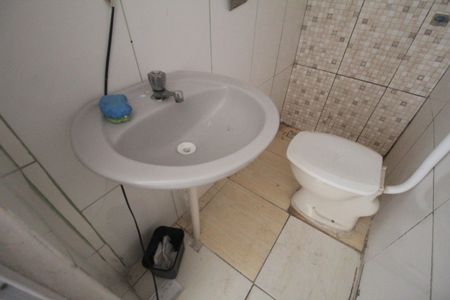 Banheiro de kitnet/studio para alugar com 1 quarto, 23m² em Tupi B, Belo Horizonte