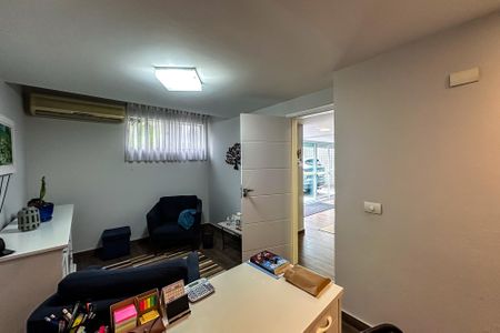 Casa à venda com 254m², 5 quartos e 3 vagas Casa à venda com 254m², 5 quartos e 3 vagasSala 1 - Consultório