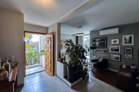 Casa à venda com 254m², 5 quartos e 3 vagas Casa à venda com 254m², 5 quartos e 3 vagasSala