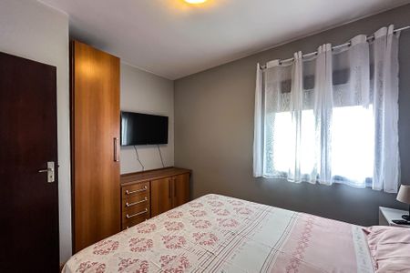 Casa à venda com 254m², 5 quartos e 3 vagas Casa à venda com 254m², 5 quartos e 3 vagasQuarto