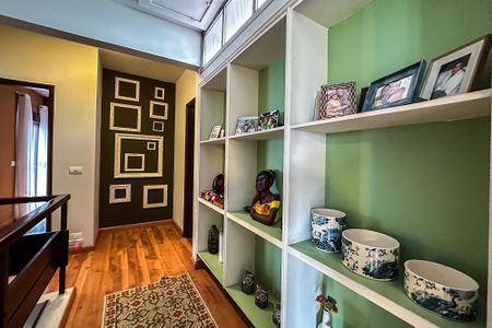 Casa à venda com 254m², 5 quartos e 3 vagas Casa à venda com 254m², 5 quartos e 3 vagasHall