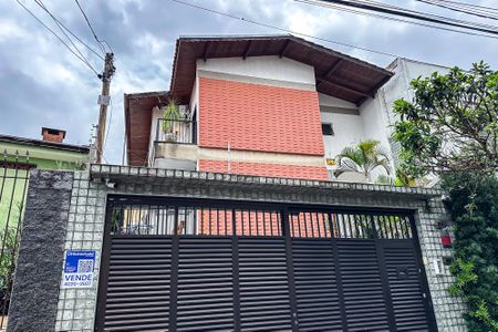 Casa à venda com 254m², 5 quartos e 3 vagas Casa à venda com 254m², 5 quartos e 3 vagasFachada