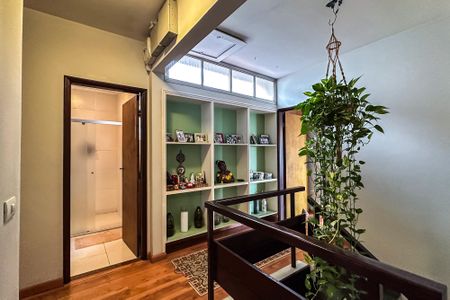 Casa à venda com 254m², 5 quartos e 3 vagas Casa à venda com 254m², 5 quartos e 3 vagasHall