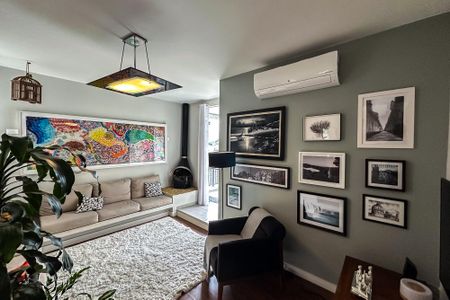 Casa à venda com 254m², 5 quartos e 3 vagas Casa à venda com 254m², 5 quartos e 3 vagasSala