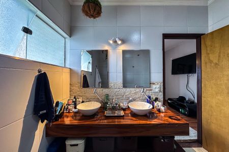 Casa à venda com 254m², 5 quartos e 3 vagas Casa à venda com 254m², 5 quartos e 3 vagasBanheiro da Suíte