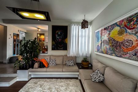 Casa à venda com 254m², 5 quartos e 3 vagas Casa à venda com 254m², 5 quartos e 3 vagasSala