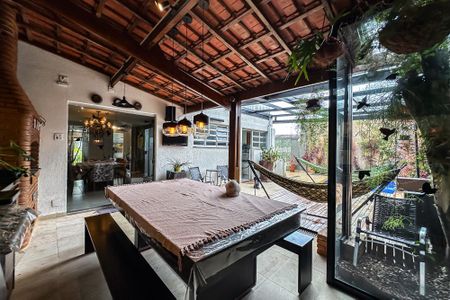 Casa à venda com 254m², 5 quartos e 3 vagas Casa à venda com 254m², 5 quartos e 3 vagasÁrea gourmet