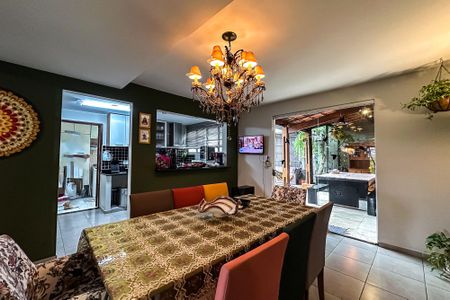 Casa à venda com 254m², 5 quartos e 3 vagas Casa à venda com 254m², 5 quartos e 3 vagasSala de Jantar