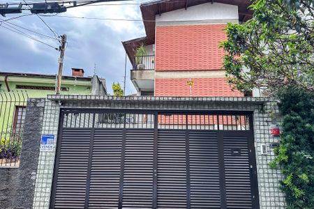 Casa à venda com 254m², 5 quartos e 3 vagas Casa à venda com 254m², 5 quartos e 3 vagasFachada