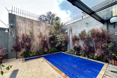 Casa à venda com 254m², 5 quartos e 3 vagas Casa à venda com 254m², 5 quartos e 3 vagasPiscina