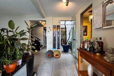 Casa à venda com 254m², 5 quartos e 3 vagas Casa à venda com 254m², 5 quartos e 3 vagasSala