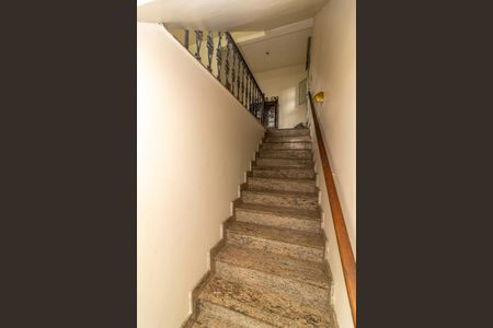 Casa para alugar com 300m², 5 quartos e 6 vagas Casa para alugar com 300m², 5 quartos e 6 vagasEscada