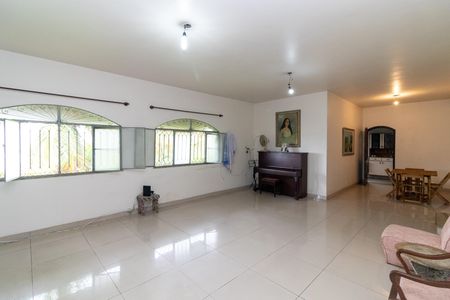 Casa para alugar com 300m², 5 quartos e 6 vagas Casa para alugar com 300m², 5 quartos e 6 vagasSala