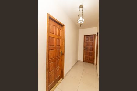 Casa para alugar com 300m², 5 quartos e 6 vagas Casa para alugar com 300m², 5 quartos e 6 vagasCorredor